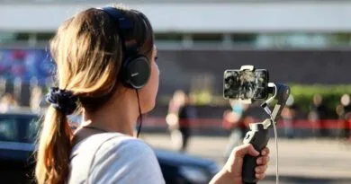 Mulher fazendo vídeo com estabilizador para celular