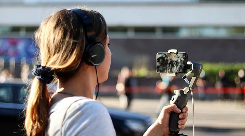 Mulher fazendo vídeo com estabilizador para celular