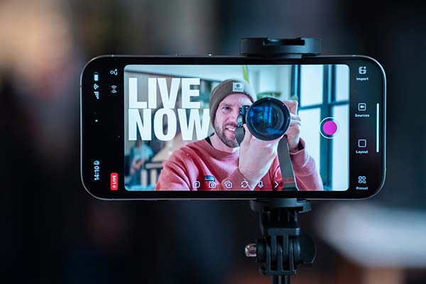 Videomaker gravando com celular