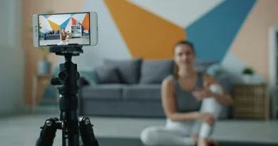Como Gravar Vídeos com Celular: O Guia Completo de Equipamentos e Setup dos Criadores Fazendo vídeos com celular